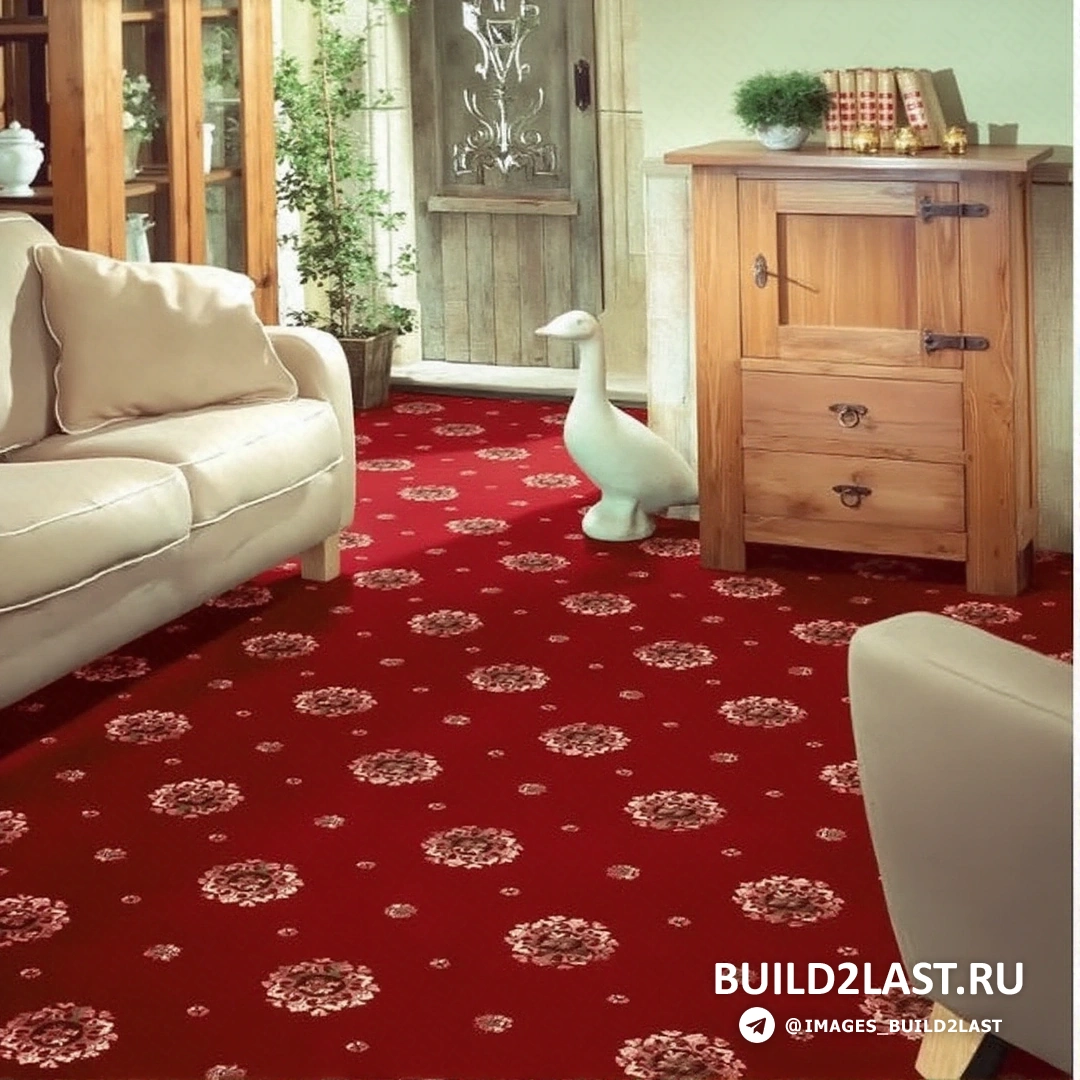 Гостиная с ковром, стульями и бордовыми акцентами, декоративные покрытия и кашпо