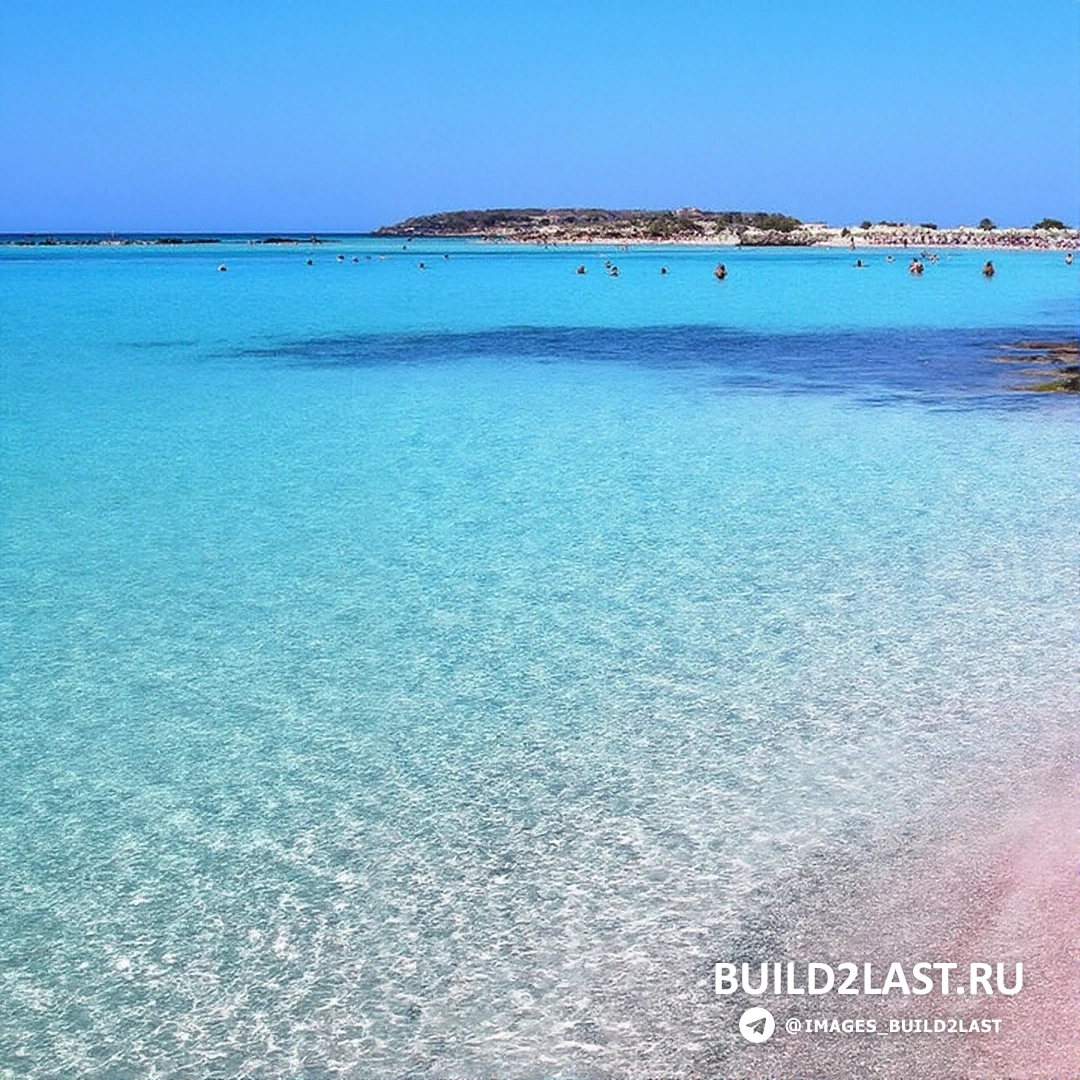 Уединённый пляж на острове Харбор с розовым песком, обрамленный пальмами