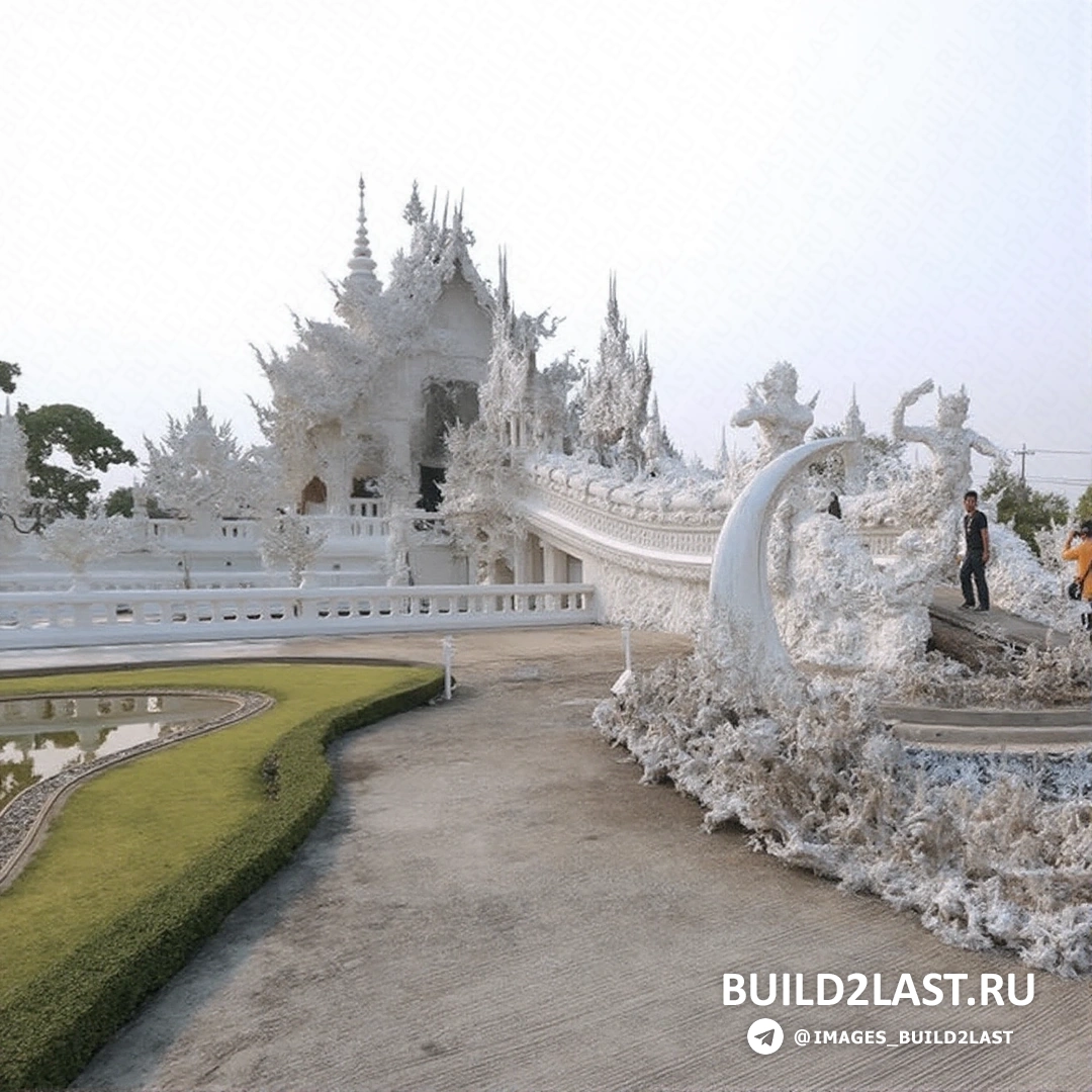 Вид на Белый храм в Чианграе, Тайланд, культовое сооружение в тайском архитектурном стиле.